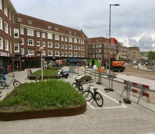 Brede stoep op plek ventweg Bos en Lommerweg