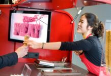 Kinderen krijgen lesje kweekvlees maken in OBA Slotermeer