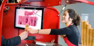 Kinderen krijgen lesje kweekvlees maken in OBA Slotermeer