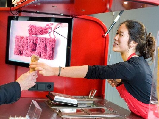 Kinderen krijgen lesje kweekvlees maken in OBA Slotermeer