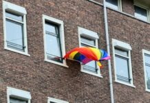 Initiatiefnemer regenboogvlaggen genomineerd als Amsterdammer van het Jaar