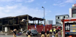 Loods met foodtrucks afgebrand