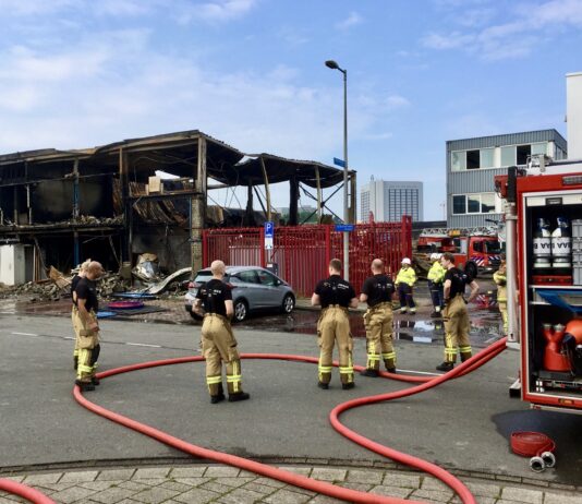 Loods met foodtrucks afgebrand