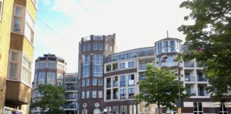 Twee ernstig gewonden bij brand in Van Hallstraat