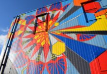 Oud grijs pand van ID&T in havengebied opgevrolijkt met kunst