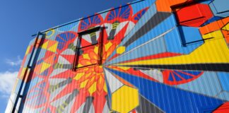 Oud grijs pand van ID&T in havengebied opgevrolijkt met kunst