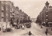 Schrijver K. Schippers in de spotlights bij MidWest Admiraal de Ruijterweg/Van Speijkstraat: hier woonde K. Schippers.