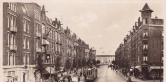 Schrijver K. Schippers in de spotlights bij MidWest Admiraal de Ruijterweg/Van Speijkstraat: hier woonde K. Schippers.