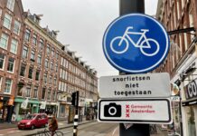 Bord waarschuwt scooterrijders voor cameracontrole