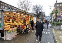 Eerste markt Bos en Lommerweg ondanks de regen gezellig druk