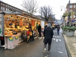 Eerste markt Bos en Lommerweg ondanks de regen gezellig druk