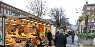 Eerste markt Bos en Lommerweg ondanks de regen gezellig druk
