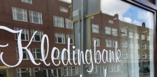 Kledingbank weer onder de pannen