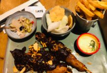 Bij Café Saté hangt de lol in de lucht