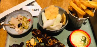 Bij Café Saté hangt de lol in de lucht