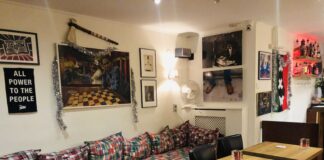 Tot 5 uur ’s nachts Surinaamse BBQ-kip eten bij Meo’s Colosseum