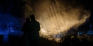 Lichtkunst in vijver op Westergas