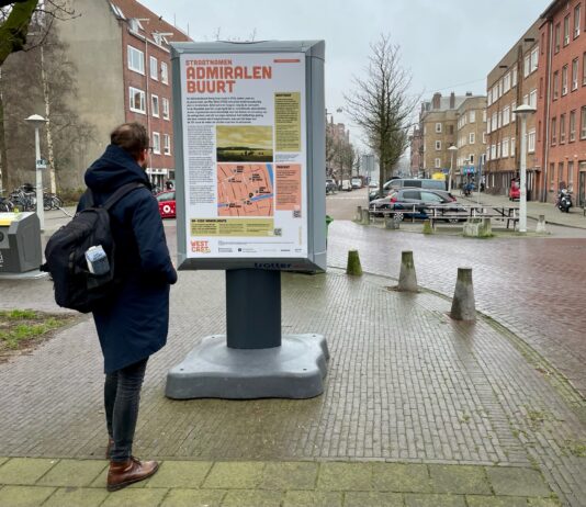 Toer in West met uitleg straatnamen koloniale tijd