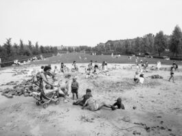 Spelen in het zand in het Erasmuspark