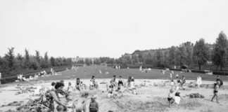 Spelen in het zand in het Erasmuspark