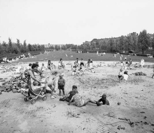Spelen in het zand in het Erasmuspark