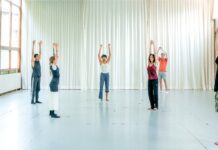 Dansend de ochtend beginnen in Nieuw-West