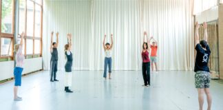 Dansend de ochtend beginnen in Nieuw-West