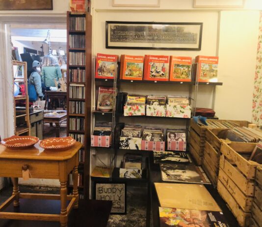 Dé snuffelwinkel onder de rook van De Hallen