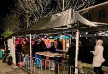 In de rij voor een nacht dansen in de club