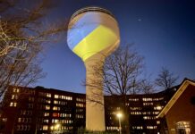Kleuren Oekraïense vlag op watertoren Westerpark