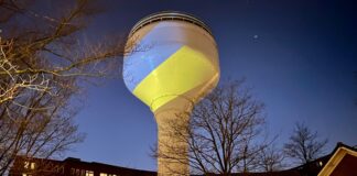 Kleuren Oekraïense vlag op watertoren Westerpark