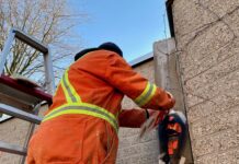 Vuilnismannetjes fleuren buurthuis op