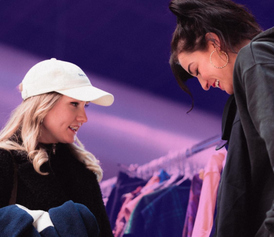 Snuffelen tussen 300.000 kilo vintagekleding in De Hallen