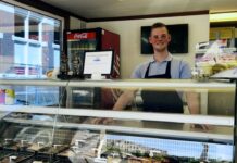 Evert geeft het eerste oesterfeestje in zijn Vishuisje