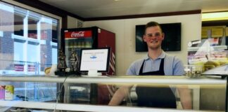 Evert geeft het eerste oesterfeestje in zijn Vishuisje