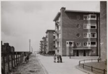Spelende kinderen langs de Erasmusgracht
