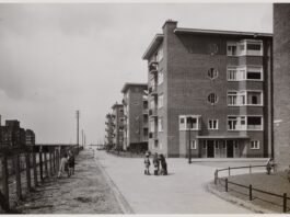 Spelende kinderen langs de Erasmusgracht