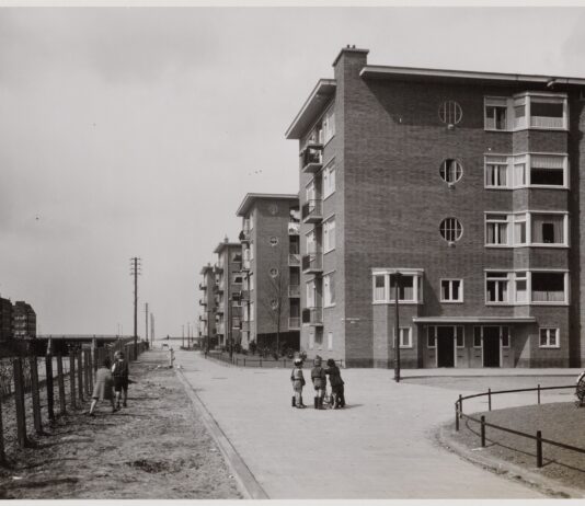 Spelende kinderen langs de Erasmusgracht