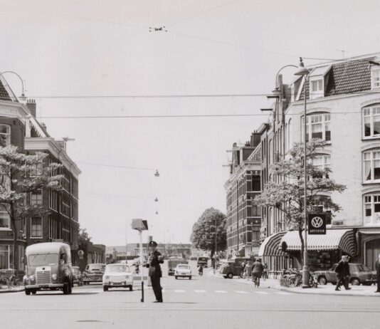 Agent regelt verkeer Hugo de Grootplein