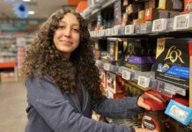 Issrae (17) werkt al jaren in de supermarkt: ‘Leuk om met mensen te praten’