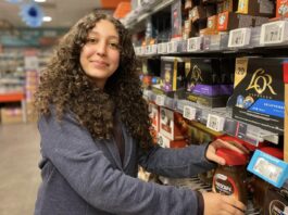 Issrae (17) werkt al jaren in de supermarkt: ‘Leuk om met mensen te praten’