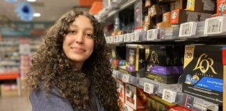 Issrae (17) werkt al jaren in de supermarkt: ‘Leuk om met mensen te praten’