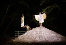 Theaterspektakel bij zonsondergang op Het Stenen Hoofd