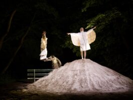 Theaterspektakel bij zonsondergang op Het Stenen Hoofd