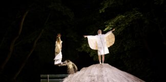 Theaterspektakel bij zonsondergang op Het Stenen Hoofd