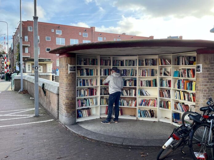 Boekenkast brug Kostverlorenvaart