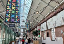 Regenboogkleuren in De Hallen