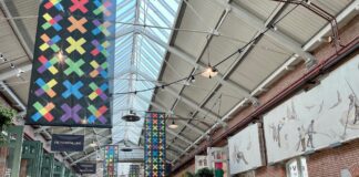 Regenboogkleuren in De Hallen