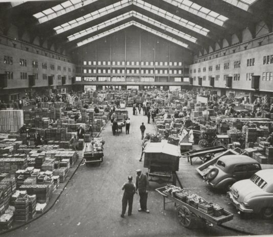 Drukte in de Centrale Markthal in 1950