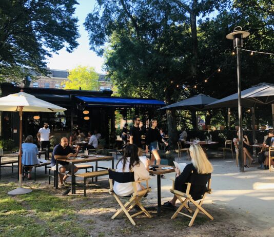 Bij Ikaria Park deel je Griekse klassiekers in eigentijdse outfits